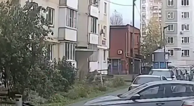 В Казани женщина выпала с балкона пятого этажа и погибла