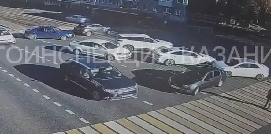 На Сибирском тракте в Казани водитель сбил на переходе женщину во время разворота