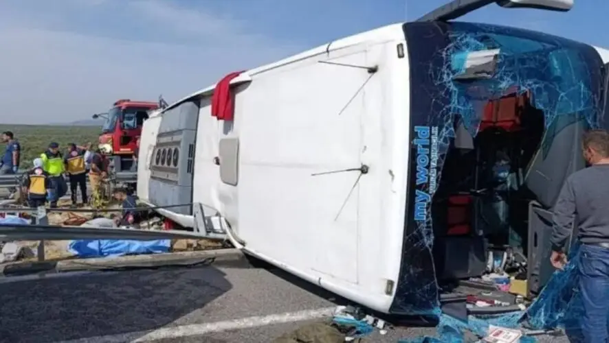 Перевернулся туристический автобус, погибли 11 человек