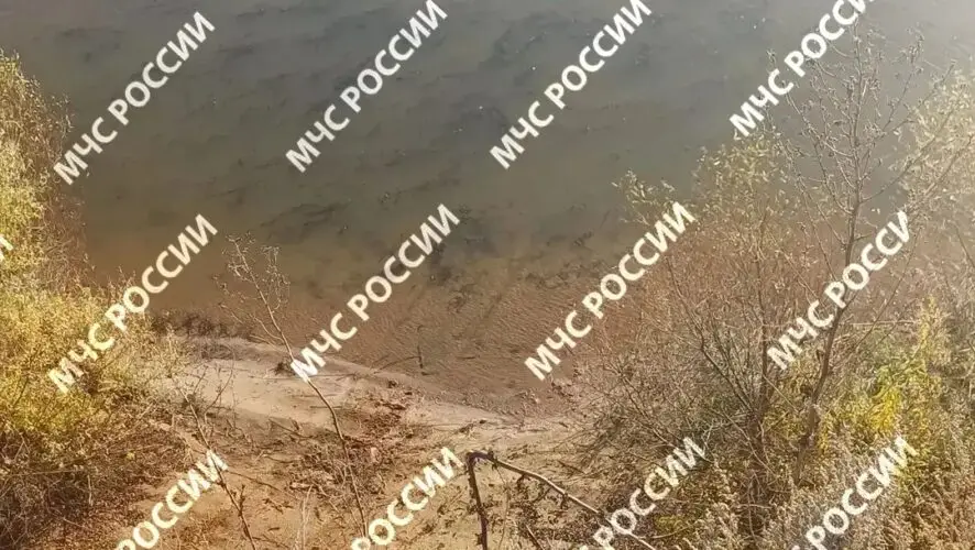Под Казанью автомобиль сорвался с обрыва в реку, погибли два человека
