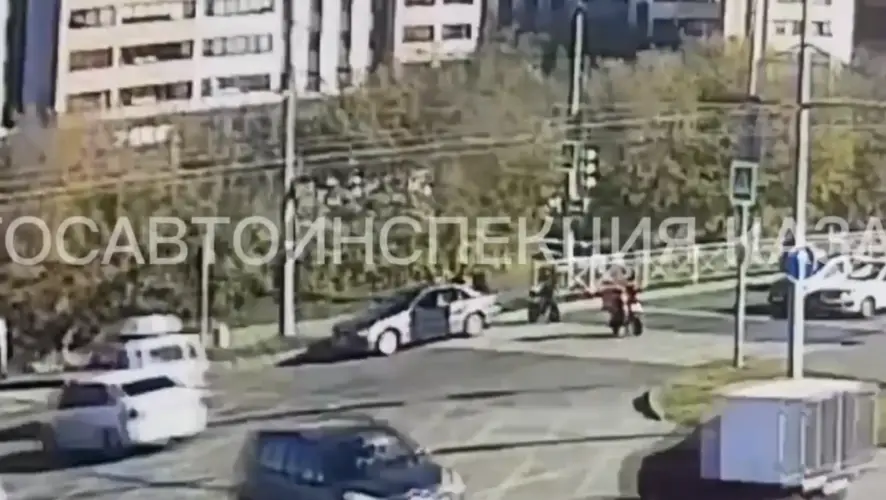 На проспекте Победы в Казани водитель легковушки сбил двух пожилых женщин — видео