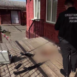 Пьяный мужчина с ружъем запер жену в доме и открыл огонь по полицейскому