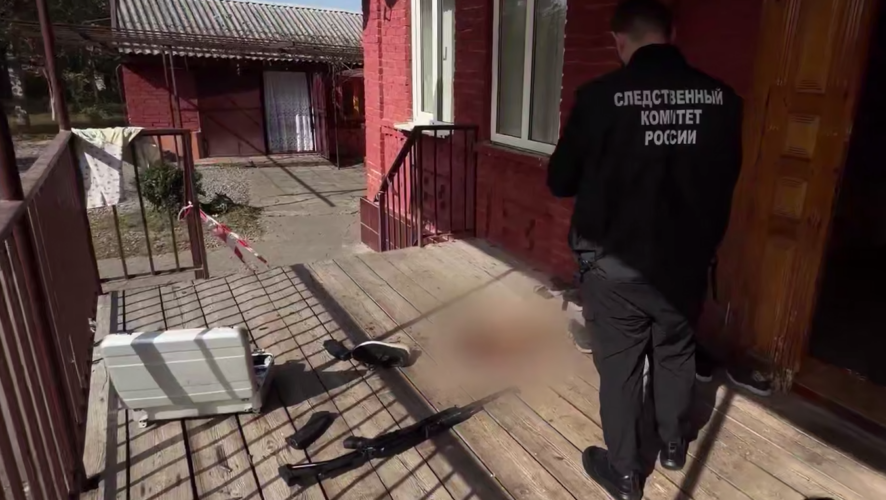 Пьяный мужчина с ружъем запер жену в доме и открыл огонь по полицейскому
