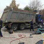 Самосвал раздавил легковушку с женщиной и ребёнком внутри — фото