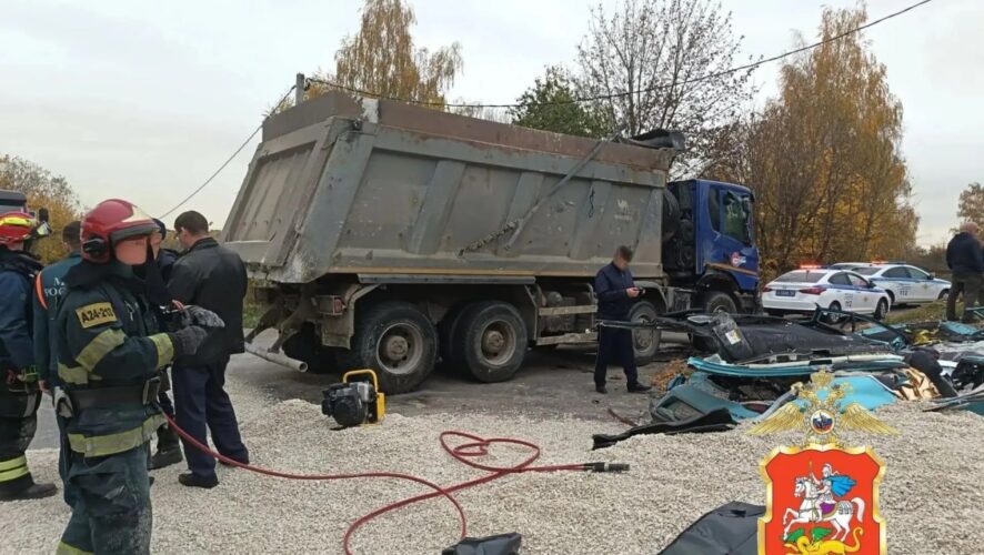 Самосвал раздавил легковушку с женщиной и ребёнком внутри — фото