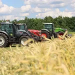 За долг в 1,4 млн рублей приставы в РТ арестовали принадлежащий организации комбайн
