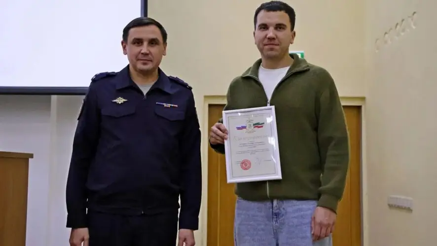 В Казани сотрудник автосалона помог раскрыть мошенническую схему и получил награду от МВД