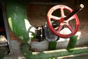 В Казани на улице Декабристов из-за коммунальной аварии подтопило дорогу