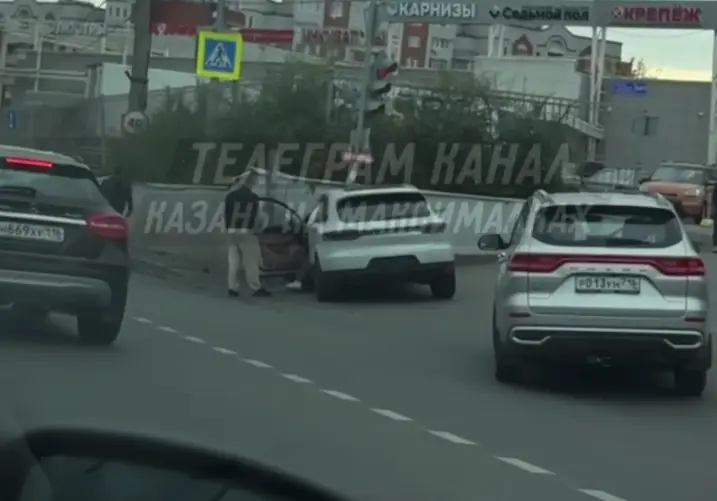 В Казани водитель Porsche на большой скорости влетел в стену — видео