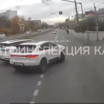 На видео попал момент ДТП, где Porsche влетел в стену на улице Гвардейской в Казани