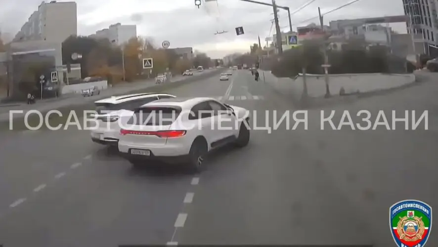 На видео попал момент ДТП, где Porsche влетел в стену на улице Гвардейской в Казани