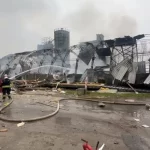 Мощный пожар из-за взрыва газа на складе привел к гибели человека, еще трое пострадали