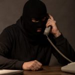 От кода из смс до поджога: мошенники ведут детей к преступлению через страх перед родителями