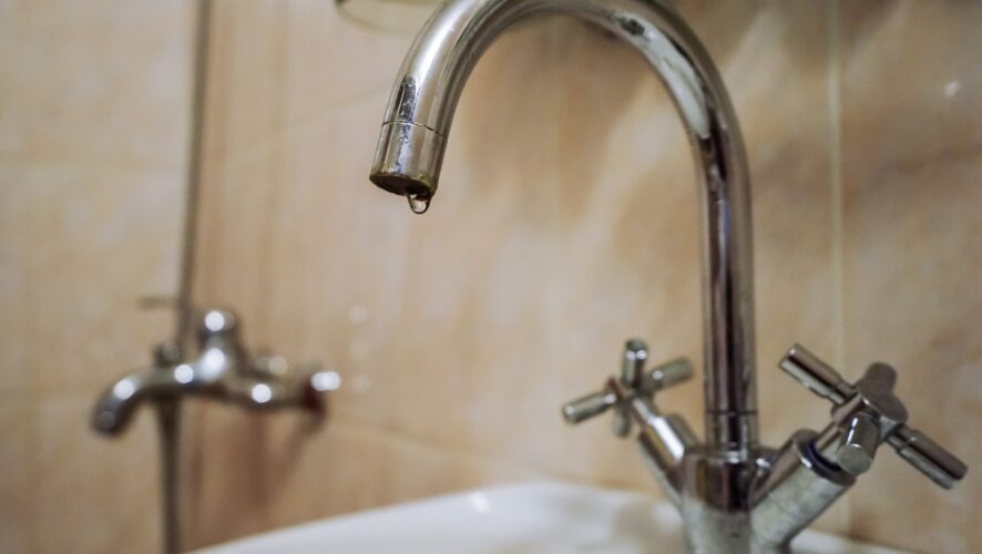 Жильцам казанской многоэтажки пересчитают плату за горячую воду после проверки