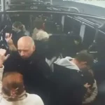 Кирпич пробил стекло электрички и попал в пассажирку — видео