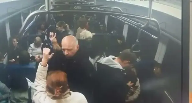 Кирпич пробил стекло электрички и попал в пассажирку — видео