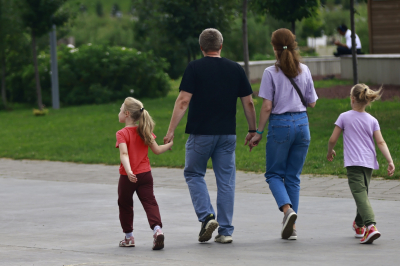 Работающие родители с двумя детьми получат ежегодную семейную выплату