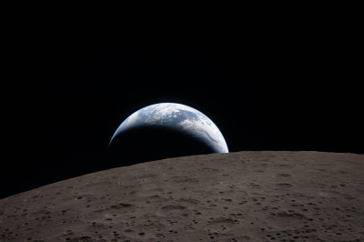 Американский космический корабль Orion облетел Луну и возвращается на Землю