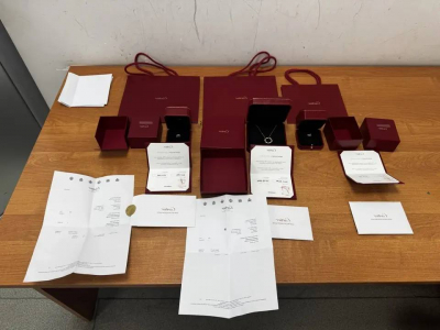 Жительницу Казани задержали с контрабандными украшениями Cartier на более миллиона рублей
