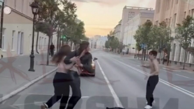 Полиция заинтересовалась дракой между двумя девушками и парнем в центре Казани 06/08/2026 –