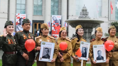 В Пекине почтили память героев ВОВ шествием "Бессмертного полка"