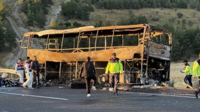 В Турции автобус врезался в ограждение и загорелся, восемь человек погибли 31/05/2026 – Новости